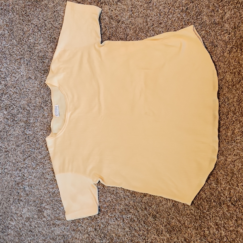 Short sleeve yellow top
